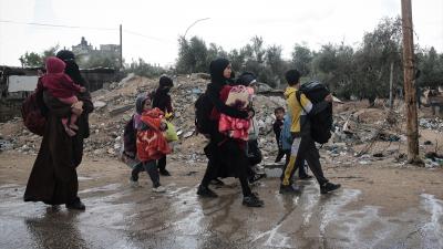 بدأ المئات من الفلسطينيين النزوح من مناطق شرقي مدينة رفح جنوبي غزة إلى المناطق الجنوبية الغربية من القطاع